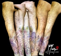 Seconda seduta Tatuaggio biomeccanico a colori a tutta manica. Inserti metallici nella carne, tubi e artigli. Opera di Jerry Magni, miglior tatuatore, Bergamo, Milano, Lugano, provincia.