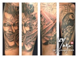 Terza seduta Tatuaggio in bianco e nero a tutta manica con composizione di molti elementi, sull’avambraccio il Joker con carte da gioco, la palla numero 8 e i dadi, subito sopra una pellicola cinematografica e un orologio gotico, all’interno del braccio un’automobile d’epoca, una Duesenberg e le luci della città, sulla spalla una donna elegante con monocolo e cilindro. Il tutto meravigliosamente composto e realizzato da Jerry Magni, miglior tatuatore, Bergamo, Milano, Brescia, Piacenzan Italia, Lombardia, provincia, Lugano.