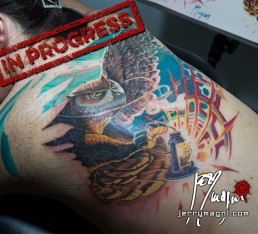 Terza seduta Tatuaggio a colori a tutta schiena di gufo che vola tenendo tra le zampe una lanterna e al collo una corda con una chiave appesa. Sullo sfondo la luna piena e delle decorazioni grafiche. Realizzato magistralmente da Jerry Magni, miglior tatuatore, Bergamo, Milano, Brescia, Piacenza, Lecco, Como, Italia, Lombardia, provincia, Lugano.