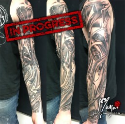 terza seduta Tatuaggio biomeccanico a colori a tutta manica. colori marrone, verde, bianco. Parti meccaniche aliene si intersecano sul braccio con luci verdi provenienti dall’interno. Realizzato magistralmente da Jerry Magni, miglior tatuatore, Bergamo, Milano, Brescia, Piacenza, Lecco, Como, Italia, Lombardia, provincia, Lugano.