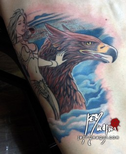 terza seduta Tatuaggio su fianco con la dea della mitologia greco romana, Era, moglie di Zeus, carezza un grifone in fianco a lei. Sono in alto vediamo le nuvole, lei è bellissima e sexy. Opera realizzata magistralmente da Jerry Magni, miglior tatuatore, Bergamo, Milano, Brescia, Piacenza, Italia, Lombardia, provincia, Lugano.