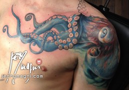 Terza seduta Tatuaggio realistico di piovra su petto, spalla e schiena, la testa del polipo sulla spalla mentre i tentacoli si sviluppano su petto e schiena. Realizzato a mano libera da Jerry Magni, miglior tatuatore, Bergamo, Milano, Lugano, Brescia, Como, Lecco.