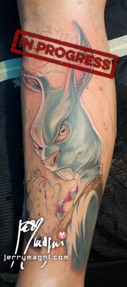 Terza seduta Tatuaggio stile cartoon con colorazione realistica ispirato ad Alice nel paese delle meraviglie, Il cappllaio matto con la tazza di te, bianconiglio con orologio sullo sfondo un albero con lo stregatto tra le foglie. Realizzato in modo spettacolare da Jerry Magni, miglior tatuatore, Bergamo, Milano, Lugano, Brescia, Como, Lecco.