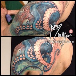 Quarta seduta Tatuaggio realistico di piovra su petto, spalla e schiena, la testa del polipo sulla spalla mentre i tentacoli si sviluppano su petto e schiena. Realizzato a mano libera da Jerry Magni, miglior tatuatore, Bergamo, Milano, Lugano, Brescia, Como, Lecco.