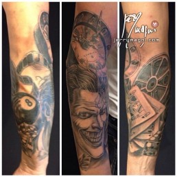 Quarta seduta Tatuaggio in bianco e nero a tutta manica con composizione di molti elementi, sull’avambraccio il Joker con carte da gioco, la palla numero 8 e i dadi, subito sopra una pellicola cinematografica e un orologio gotico, all’interno del braccio un’automobile d’epoca, una Duesenberg e le luci della città, sulla spalla una donna elegante con monocolo e cilindro. Il tutto meravigliosamente composto e realizzato da Jerry Magni, miglior tatuatore, Bergamo, Milano, Brescia, Piacenzan Italia, Lombardia, provincia, Lugano.