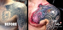 quarta seduta Copertura vecchio tatuaggio con biomeccanico a colori a tutta manica. Tubi metallici lucidati e arrugginiti, parti meccaniche, parti aliene, forme astratte, colori violacei, gialli e rossi. Realizzato magistralmente da Jerry Magni, miglior tatuatore, Bergamo, Milano, Brescia, Piacenza, Lecco, Como, Italia, Lombardia, provincia, Lugano.