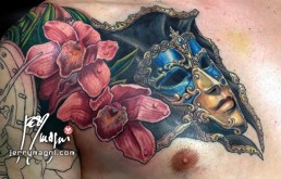 Quarta sedutatatuaggio mezza manica tema steampunk, ingranaggi, bianco e nero, colore, orchidee, orologio, maschera veneziana, carnevale. Jerry Magni Tattoo Artist, Bergamo, Milano, migliore, tatuatore, Brescia, Como, Lecco, Varese, Mantova, Monza, Lugano, provincia, Lombardia