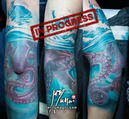 Quarta seduta tatuaggio a colori a tutta manica a tema marino, Nettuno, l’antico dio della mitologia greco romana, combatte nel mare con un polipo rosso gigante. Vediamo la scena sia sopra che sotto il mare dove i tentacoli della piovra si avvolgono sul braccio. Il tatuaggio è racchiuso da un elegante decorazione geometrica sia sull’avambraccio che sulla spalla. Il tutto eseguito magistralmente dal miglior tatuatore Jerry Magni, Bergamo, Milano, Piacenza, Brescia, Lugano, Lecco, Como