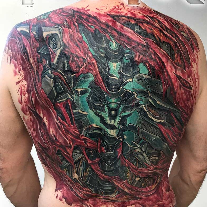 Squarcio biomeccanico tatuato su schiena dal miglior tatuatore italiano, Jerry magni. Bergamo, Brescia, Milano, Como, Varese, Mantova, Crema, Cremona, Lecco.