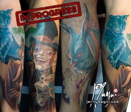 Quarta seduta Tatuaggio stile cartoon con colorazione realistica ispirato ad Alice nel paese delle meraviglie, Il cappllaio matto con la tazza di te, bianconiglio con orologio sullo sfondo un albero con lo stregatto tra le foglie. Realizzato in modo spettacolare da Jerry Magni, miglior tatuatore, Bergamo, Milano, Lugano, Brescia, Como, Lecco.