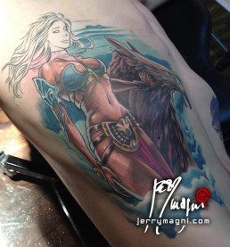 Quarta seduta Tatuaggio su fianco con la dea della mitologia greco romana, Era, moglie di Zeus, carezza un grifone in fianco a lei. Sono in alto vediamo le nuvole, lei è bellissima e sexy. Opera realizzata magistralmente da Jerry Magni, miglior tatuatore, Bergamo, Milano, Brescia, Piacenza, Italia, Lombardia, provincia, Lugano.