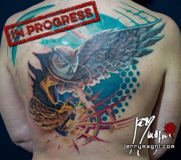 Quarta seduta Tatuaggio a colori a tutta schiena di gufo che vola tenendo tra le zampe una lanterna e al collo una corda con una chiave appesa. Sullo sfondo la luna piena e delle decorazioni grafiche. Realizzato magistralmente da Jerry Magni, miglior tatuatore, Bergamo, Milano, Brescia, Piacenza, Lecco, Como, Italia, Lombardia, provincia, Lugano.