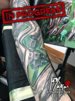 quarta seduta Tatuaggio biomeccanico a colori a tutta manica. colori marrone, verde, bianco. Parti meccaniche aliene si intersecano sul braccio con luci verdi provenienti dall’interno. Realizzato magistralmente da Jerry Magni, miglior tatuatore, Bergamo, Milano, Brescia, Piacenza, Lecco, Como, Italia, Lombardia, provincia, Lugano.