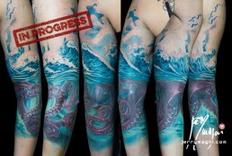 Quinta seduta tatuaggio a colori a tutta manica a tema marino, Nettuno, l’antico dio della mitologia greco romana, combatte nel mare con un polipo rosso gigante. Vediamo la scena sia sopra che sotto il mare dove i tentacoli della piovra si avvolgono sul braccio. Il tatuaggio è racchiuso da un elegante decorazione geometrica sia sull’avambraccio che sulla spalla. Il tutto eseguito magistralmente dal miglior tatuatore Jerry Magni, Bergamo, Milano, Piacenza, Brescia, Lugano, Lecco, Como