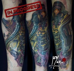 Quinta seduta Tatuaggio biomeccanico a colori a tutta manica. Inserti metallici nella carne, tubi e artigli. Opera di Jerry Magni, miglior tatuatore, Bergamo, Milano, Lugano, provincia.