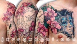 Quinta Seduta tatuaggio mezza manica tema steampunk, ingranaggi, bianco e nero, colore, orchidee, orologio, maschera veneziana, carnevale. Jerry Magni Tattoo Artist, Bergamo, Milano, migliore, tatuatore, Brescia, Como, Lecco, Varese, Mantova, Monza, Lugano, provincia, Lombardia