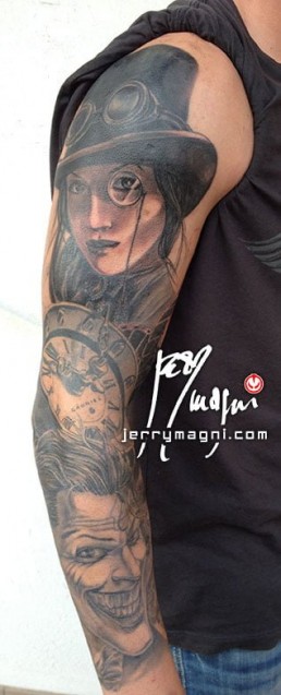 Quinta e sesta seduta Tatuaggio in bianco e nero a tutta manica con composizione di molti elementi, sull’avambraccio il Joker con carte da gioco, la palla numero 8 e i dadi, subito sopra una pellicola cinematografica e un orologio gotico, all’interno del braccio un’automobile d’epoca, una Duesenberg e le luci della città, sulla spalla una donna elegante con monocolo e cilindro. Il tutto meravigliosamente composto e realizzato da Jerry Magni, miglior tatuatore, Bergamo, Milano, Brescia, Piacenzan Italia, Lombardia, provincia, Lugano.
