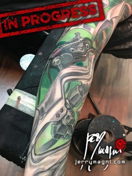 quinta seduta Tatuaggio biomeccanico a colori a tutta manica. colori marrone, verde, bianco. Parti meccaniche aliene si intersecano sul braccio con luci verdi provenienti dall’interno. Realizzato magistralmente da Jerry Magni, miglior tatuatore, Bergamo, Milano, Brescia, Piacenza, Lecco, Como, Italia, Lombardia, provincia, Lugano.