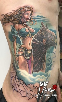 Quinta seduta Tatuaggio su fianco con la dea della mitologia greco romana, Era, moglie di Zeus, carezza un grifone in fianco a lei. Sono in alto vediamo le nuvole, lei è bellissima e sexy. Opera realizzata magistralmente da Jerry Magni, miglior tatuatore, Bergamo, Milano, Brescia, Piacenza, Italia, Lombardia, provincia, Lugano.