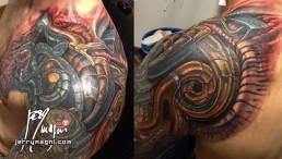 sesta seduta Copertura vecchio tatuaggio con biomeccanico a colori a tutta manica. Tubi metallici lucidati e arrugginiti, parti meccaniche, parti aliene, forme astratte, colori violacei, gialli e rossi. Realizzato magistralmente da Jerry Magni, miglior tatuatore, Bergamo, Milano, Brescia, Piacenza, Lecco, Como, Italia, Lombardia, provincia, Lugano.