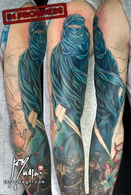 Sesta seduta Tatuaggio a colori, manica intera, tuareg, beduino, odalisca, teschio , rosa del desterto, tenda, vassoio, teiera, bicchieri, scorpione, spada, notte, blu, unico e originale, disegnato appositamente per il cliente da Jerry Magni, miglior tatuatore a Bergamo, Milano, Brescia, e provincia, Lecco, Como, Lugano