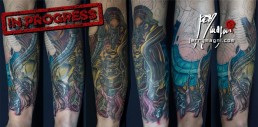 Sesta seduta Tatuaggio biomeccanico a colori a tutta manica. Inserti metallici nella carne, tubi e artigli. Opera di Jerry Magni, miglior tatuatore, Bergamo, Milano, Lugano, provincia.