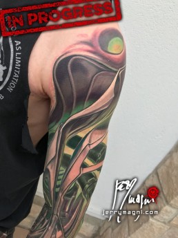 sesta seduta Tatuaggio biomeccanico a colori a tutta manica. colori marrone, verde, bianco. Parti meccaniche aliene si intersecano sul braccio con luci verdi provenienti dall’interno. Realizzato magistralmente da Jerry Magni, miglior tatuatore, Bergamo, Milano, Brescia, Piacenza, Lecco, Como, Italia, Lombardia, provincia, Lugano.
