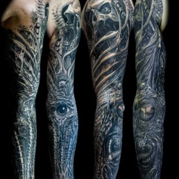 tatuaggio biomeccanico a tutta manica. realizzato in modo magistrale dall'artista ©Jerry Magni, miglior tatuatore italiano, miglior tatuatore milano, miglior tatuatore lecco, miglior tatuatore bergamo, miglior tatuatore biomeccanico, miglior tatuatore brescia
