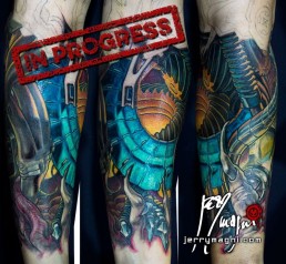 Settima seduta Tatuaggio biomeccanico a colori a tutta manica. Inserti metallici nella carne, tubi e artigli. Opera di Jerry Magni, miglior tatuatore, Bergamo, Milano, Lugano, provincia.