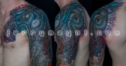 settima seduta Copertura vecchio tatuaggio con biomeccanico a colori a tutta manica. Tubi metallici lucidati e arrugginiti, parti meccaniche, parti aliene, forme astratte, colori violacei, gialli e rossi. Realizzato magistralmente da Jerry Magni, miglior tatuatore, Bergamo, Milano, Brescia, Piacenza, Lecco, Como, Italia, Lombardia, provincia, Lugano.