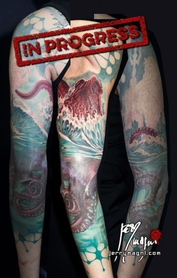 Settima seduta tatuaggio a colori a tutta manica a tema marino, Nettuno, l’antico dio della mitologia greco romana, combatte nel mare con un polipo rosso gigante. Vediamo la scena sia sopra che sotto il mare dove i tentacoli della piovra si avvolgono sul braccio. Il tatuaggio è racchiuso da un elegante decorazione geometrica sia sull’avambraccio che sulla spalla. Il tutto eseguito magistralmente dal miglior tatuatore Jerry Magni, Bergamo, Milano, Piacenza, Brescia, Lugano, Lecco, Como