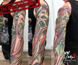 settima seduta Tatuaggio biomeccanico a colori a tutta manica. colori marrone, verde, bianco. Parti meccaniche aliene si intersecano sul braccio con luci verdi provenienti dall’interno. Realizzato magistralmente da Jerry Magni, miglior tatuatore, Bergamo, Milano, Brescia, Piacenza, Lecco, Como, Italia, Lombardia, provincia, Lugano.