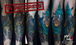 Ottava seduta Tatuaggio biomeccanico a colori a tutta manica. Inserti metallici nella carne, tubi e artigli. Opera di Jerry Magni, miglior tatuatore, Bergamo, Milano, Lugano, provincia.