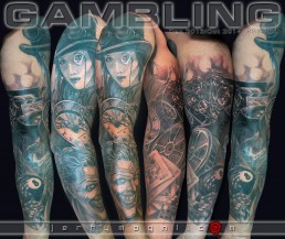Tatuaggio in bianco e nero a tutta manica con composizione di molti elementi, sull’avambraccio il Joker con carte da gioco, la palla numero 8 e i dadi, subito sopra una pellicola cinematografica e un orologio gotico, all’interno del braccio un’automobile d’epoca, una Duesenberg e le luci della città, sulla spalla una donna elegante con monocolo e cilindro. Il tutto meravigliosamente composto e realizzato da Jerry Magni, miglior tatuatore, Bergamo, Milano, Brescia, Piacenzan Italia, Lombardia, provincia, Lugano.