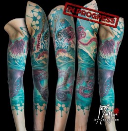 Nona seduta tatuaggio a colori a tutta manica a tema marino, Nettuno, l’antico dio della mitologia greco romana, combatte nel mare con un polipo rosso gigante. Vediamo la scena sia sopra che sotto il mare dove i tentacoli della piovra si avvolgono sul braccio. Il tatuaggio è racchiuso da un elegante decorazione geometrica sia sull’avambraccio che sulla spalla. Il tutto eseguito magistralmente dal miglior tatuatore Jerry Magni, Bergamo, Milano, Piacenza, Brescia, Lugano, Lecco, Como