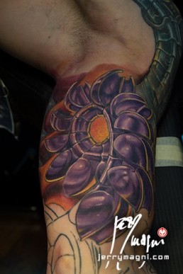 nona seduta Copertura vecchio tatuaggio con biomeccanico a colori a tutta manica. Tubi metallici lucidati e arrugginiti, parti meccaniche, parti aliene, forme astratte, colori violacei, gialli e rossi. Realizzato magistralmente da Jerry Magni, miglior tatuatore, Bergamo, Milano, Brescia, Piacenza, Lecco, Como, Italia, Lombardia, provincia, Lugano.