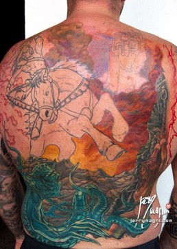 nona seduta Tatuaggio a colori a tutta schiena ispirato alle opere di Frank Frazetta e al mito di Andromeda. In primo piano un mostro verde tentacolare che ha imprigionato e incatenato Andromeda, una bellissima ragazza nuda, a una rupe. Dietro di loro un enorme cavallo impennato cavalcato da un cavaliere con la maschera di  darksiders. Sullo sfondo dai fume della bataglia vediamo un castello in lontananza. Realizzato da Jerry Magni, miglior tatuatore, Bergamo, Milano, Brescia, Piacenza, Lecco, Como, Italia, Lombardia, provincia, Lugano.