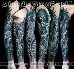 Tatuaggio horror tutta manica in bianco e nero con tema bio organico demoniacoeseguito da Jerry Magni. Miglior tatuatore Bergamo, Milano, Brescia, Varese, Como, Lecco, Lombardia, Veneto, Piemonte, Emilia Romagna, Friuli, Italia
