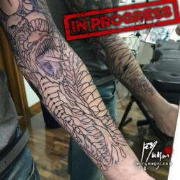 Prima seduta estensione Tatuaggio horror tutta manica in bianco e nero con tema bio organico demoniacoeseguito da Jerry Magni. Miglior tatuatore Bergamo, Milano, Brescia, Varese, Como, Lecco, Lombardia, Veneto, Piemonte, Emilia Romagna, Friuli, Italia