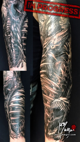 Seconda seduta estensione Tatuaggio horror tutta manica in bianco e nero con tema bio organico demoniacoeseguito da Jerry Magni. Miglior tatuatore Bergamo, Milano, Brescia, Varese, Como, Lecco, Lombardia, Veneto, Piemonte, Emilia Romagna, Friuli, Italia