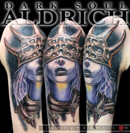 tatuaggio a colori su di Aldrich, personaggio del video gioco Dark Soul