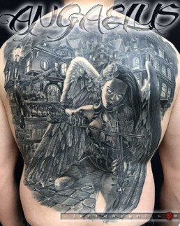 tatuaggio in bianco e nero per tatuaggio a tutta schiena, con una donna alata che suona il violino in strada in un'ambientazione dall'architettura gotica. Magistralmente eseguito da Jerry Magni, uno dei migliori tatuatori italiani. Bergamo, Milano, Monza, Brescia, Lecco