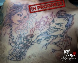 Prima seduta tatuaggio su petto con angelo e demone stile fumettistico a colori. Il demone ride beffardo mentre l'angelo è scocciato, tra di loro una catena di perle che sostiene una croce dorata tempestata di gemme. eseguito da Jerry Magni, miglior tatuatore, Bergamo, Milano, Lugano, Brescia, Lecco, Como, Varese, Monza, provincia