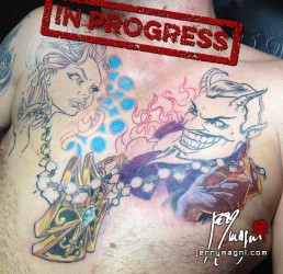 Seconda seduta tatuaggio su petto con angelo e demone stile fumettistico a colori. Il demone ride beffardo mentre l'angelo è scocciato, tra di loro una catena di perle che sostiene una croce dorata tempestata di gemme. eseguito da Jerry Magni, miglior tatuatore, Bergamo, Milano, Lugano, Brescia, Lecco, Como, Varese, Monza, provincia