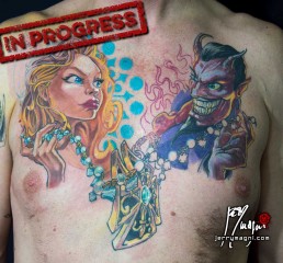 Quarta seduta tatuaggio su petto con angelo e demone stile fumettistico a colori. Il demone ride beffardo mentre l'angelo è scocciato, tra di loro una catena di perle che sostiene una croce dorata tempestata di gemme. eseguito da Jerry Magni, miglior tatuatore, Bergamo, Milano, Lugano, Brescia, Lecco, Como, Varese, Monza, provincia