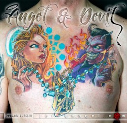 Tatuaggio su petto con angelo e demone stile fumettistico a colori. Il demone ride beffardo mentre l'angelo è scocciato, tra di loro una catena di perle che sostiene una croce dorata tempestata di gemme. eseguito da Jerry Magni, miglior tatuatore, Bergamo, Milano, Lugano, Brescia, Lecco, Como, Varese, Monza, provincia
