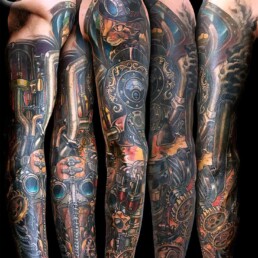 Tatuaggio a colori biomeccanico a tema steampunk, con un gatto che manovra il macchinario a vapore e ricco di ingranaggi, include anche una maschera dei medici della peste in chiave meccanica. Magistralmente eseguito da Jerry Magni, miglior tatuatore italiano in questo genere. Bergamo, Milano, Crema, Cremona, Brescia, Lecco, Trezzo sull'Adda, Calusco d'Adda, Carvico, Terno d'Isola, Villa d'Adda, Presezzo, Ponte San Pietro,