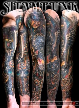 Tatuaggio a colori biomeccanico a tema steampunk, con un gatto che manovra il macchinario a vapore e ricco di ingranaggi, include anche una maschera dei medici della peste in chiave meccanica. Magistralmente eseguito da Jerry Magni, miglior tatuatore italiano in questo genere. Bergamo, Milano, Crema, Cremona, Brescia, Lecco, Trezzo sull'Adda, Calusco d'Adda, Carvico, Terno d'Isola, Villa d'Adda, Presezzo, Ponte San Pietro,