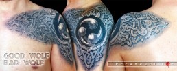 Spettacolare tatuaggio celtico su petto, spalla e schiena. La decorazione celtica è come scolpita sulla roccia e rappresenta due lupi, uno sul petto e uno sulla schiena. Sulla spalla un triskell tridimensionale è sospeso in un'are a circolare che è come se fosse scolpita all'interno della spalla. Magistralmente eseguito da Jerry Magni, miglior tatuatore Bergamo, Milano, Brescia, Lecco, Como, Varese, Monza, Piacenza, Mantova, provincia, Lombardia, Lodi, Sondrio,