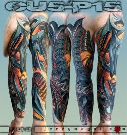 CU5 P15 Tatuaggio biomeccanico a colori a tutta manica. Parti metalliche azzurre come scocca esterna con inserti meccanici che formano una sorta di spina dorsale all’interno del braccio e una sorta di cassa toracica all’interno dell’avambraccio. Realizzato magistralmente da Jerry Magni, miglior tatuatore, Bergamo, Milano, Brescia, Piacenza, Lecco, Como, Italia, Lombardia, provincia, Lugano.